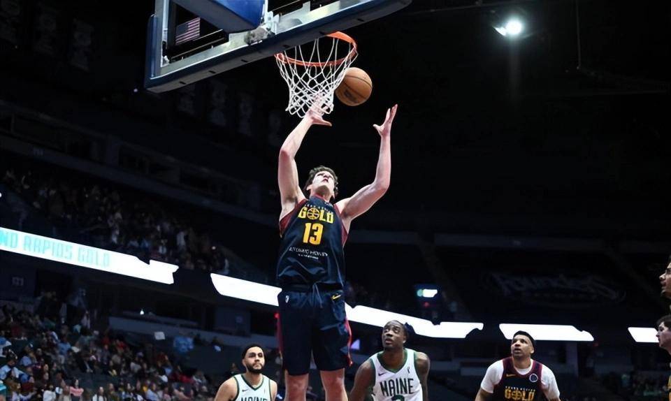 他场均能得, 他裸足身高