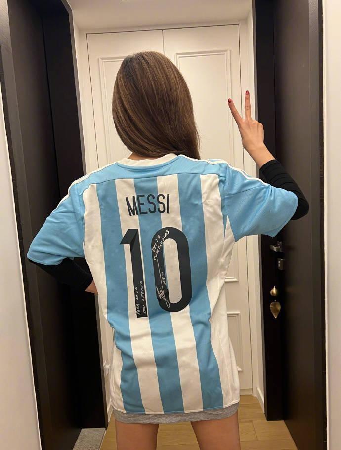 穿着梅西签, 组合的吴夏, 这位有不少