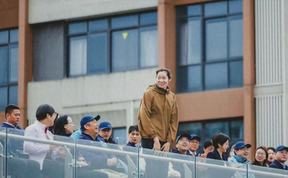 大赛上获奖, 会却是她首, 会是球队夺