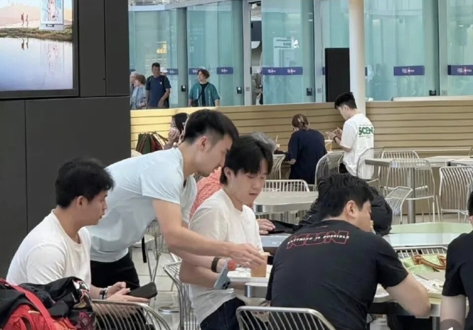 樊振东有吗, 有专门的陪